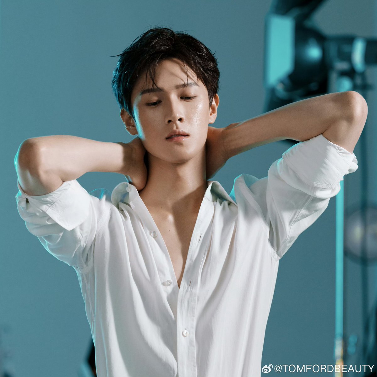 jiaolin24's tweet photo. 250618 TOM FORD BEAUTY releases behind the scene photoshoot of #LiYunrui 🌲💚

#李昀锐 https://t.co/XjFL6h2vZ0