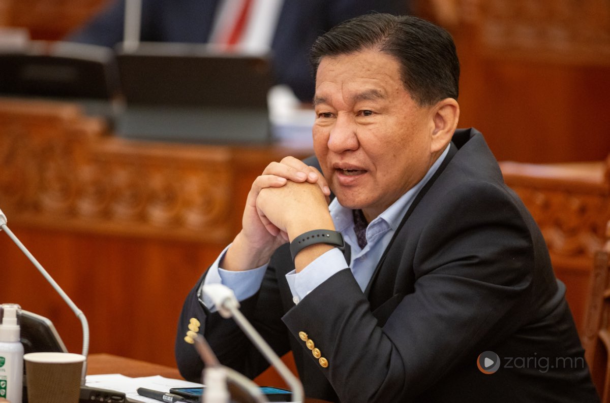 МУын мөнгөний авдар цайрчихсан том хулгайчийн гарт орлоо. Хөгжлийн банкнаас 3н удаа авах болгондоо 900 тэрбумаар зээл авсан гэж 10н процент чуулганы танхимд улайтал хэлж байв. Муухай царайтайг ч хэлэх үү нүүр ам нь татав ятав хийгээд юу ч хэлж чадахгүй гөлөлзөн сууж байлаа.