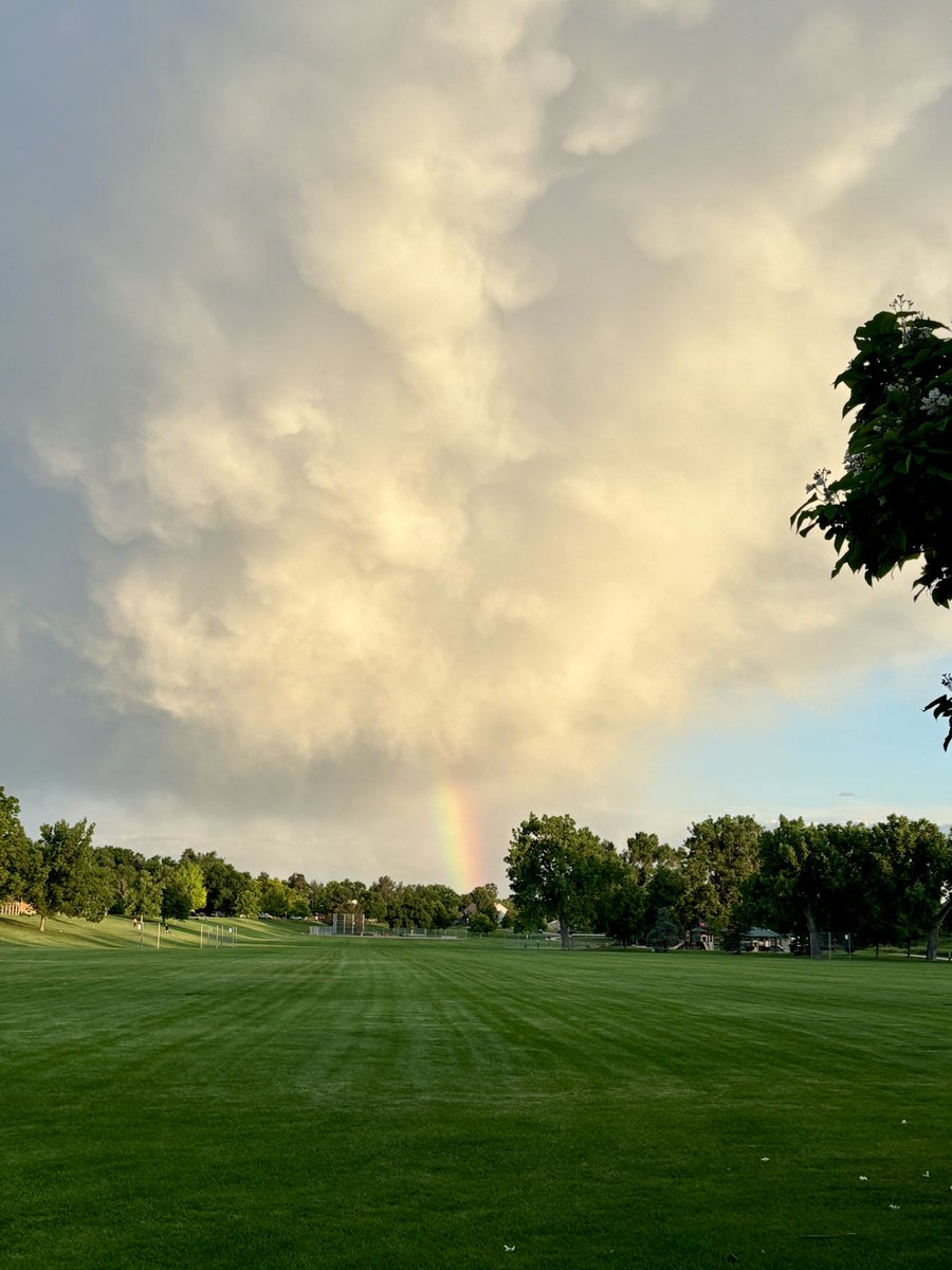 deepspaceduda's tweet image. Thought for sure these mammatus clouds would turn sour on me, but they turned out to be THE most sublime run views instead! @BianchiWeather @CReppWx #COwx 🌈☁️