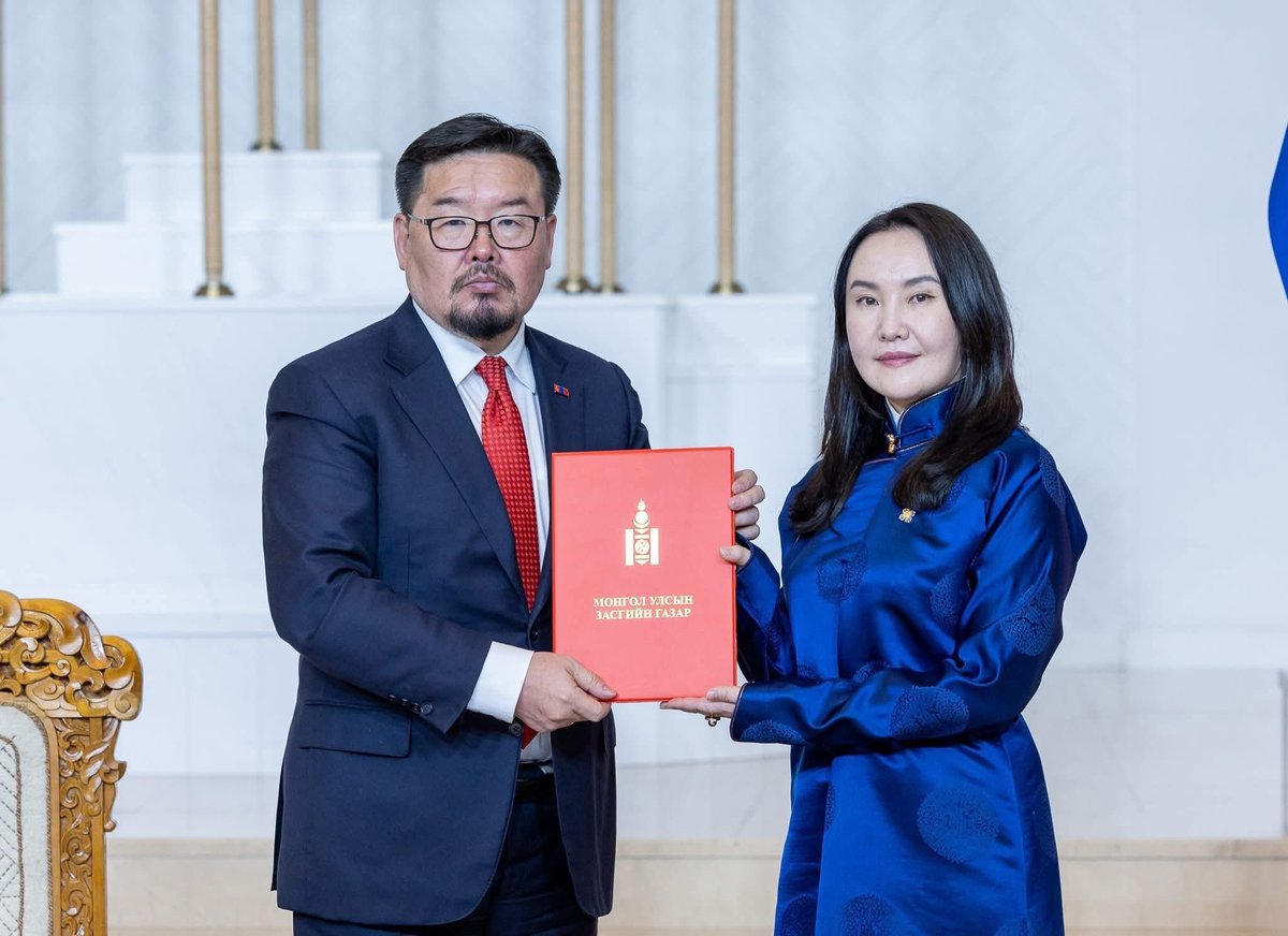 МУын төр янханаар л дутаж гэнэ.Ёс суртахуун гэгчээр бүрэн сөнөсөн энэ янхан чавганцад ичих зовох гээч үнэндээ алга.Гэр орондоо нөхөр хүүхдийнхээ хажууд ямар эрүүл ухаантай хүн гонгинаж гийнаж гаслаад сексдээд байж байх вэ дээ. Эрүүл хүн аль эрт олноос зугтаж уулын мухарт хэвтсэн.