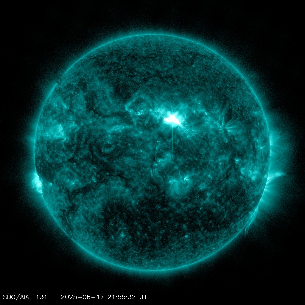 The sun emitted a strong flare peaking at 5:49 p.m. EST today, NASA reported - an X1.2 solar flare, with X-class being the most intense #ThreatBeat threatbeat.com/sun-releases-s…