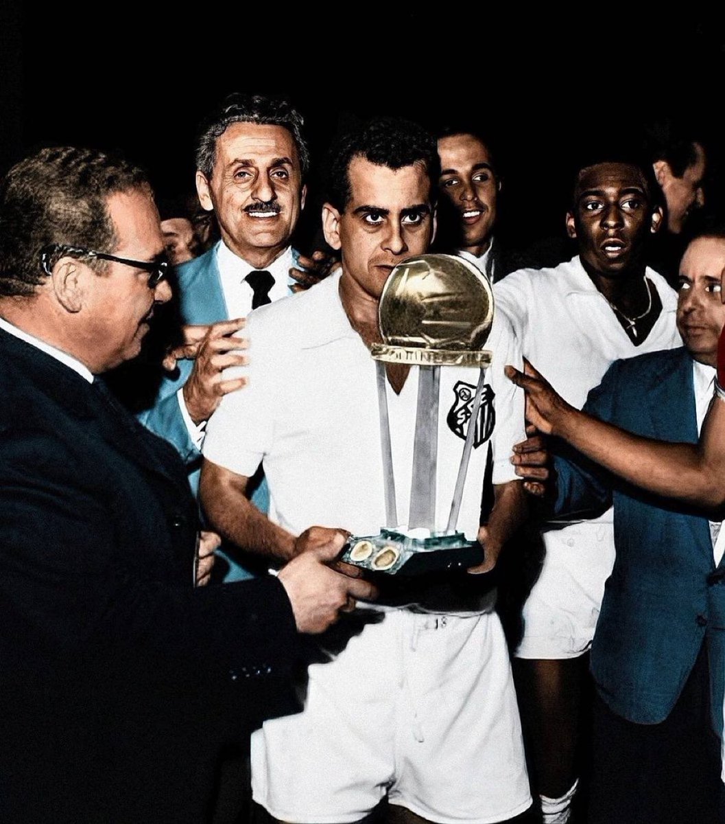 Zito com o troféu do Mundial de Clubes de 1962, conquistado pelo <a href="/SantosFC/">Santos FC</a>.

🎨 <a href="/ColoriFutebol/">JULIO COLORI</a> 
Nostálgico!