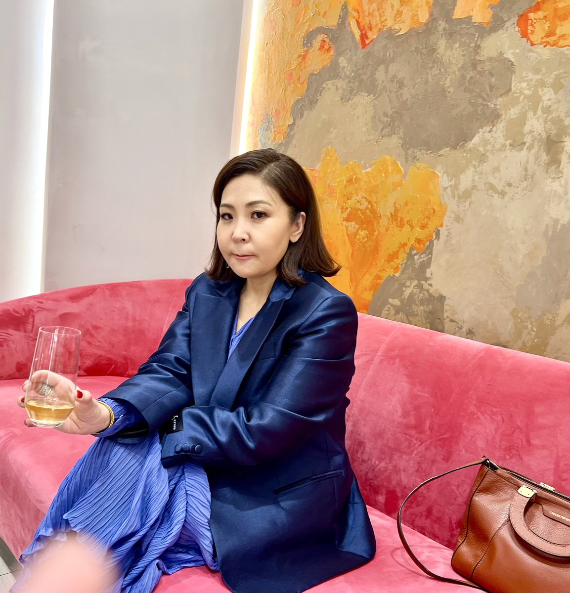 Зүгээр жүүс ууж суухаар МОНЦАМЭ-гийн дарга болдымуу яадын гэссс 🤭😅