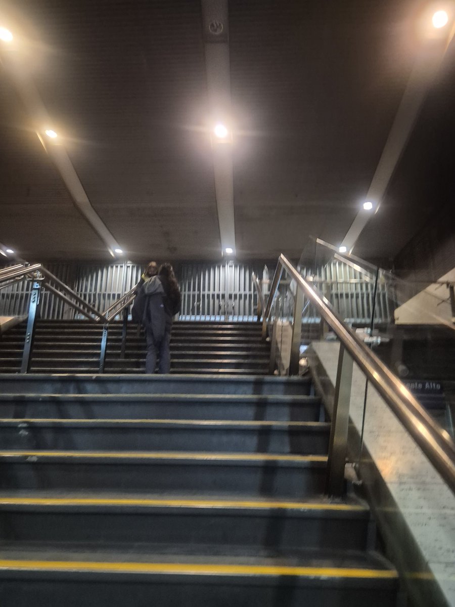 FrancoHerFer's tweet photo. @metrodesantiago Si claro hasta 23:00 , pero en en Grecia los angelitos a las 22: 20 cerrando las salidas obligando a la gente a dar toda la vuelta por la rotonda para llegar a sus casas. No es la primera vez https://t.co/8BF6SMXt1W