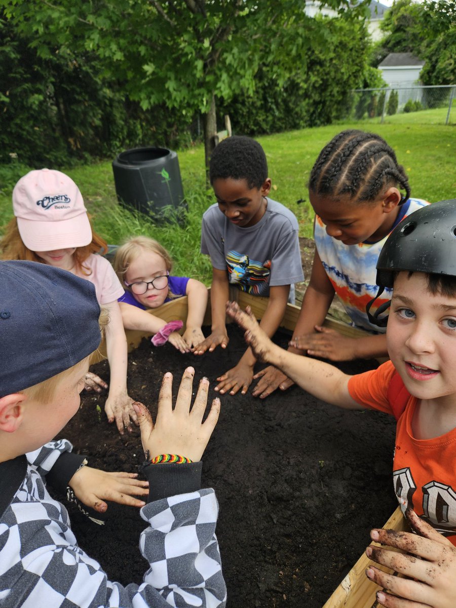 We are full of green thumbs in grade 2/3! <a href="/AssisiOCSB/">St. Francis of Assisi School</a> <a href="/FRAecopatrol/">FRA ECO PATROL</a>