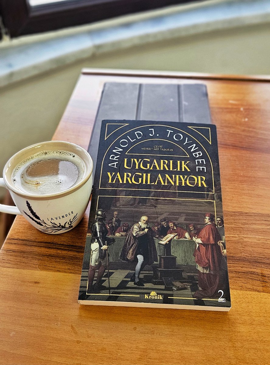 📚 “Uygar toplumların gelişimi bir başarı hikâyesi midir, yoksa bir savunma dosyası mı?”

Arnold J. Toynbee, tarih felsefesinin en tartışmalı isimlerinden biri. Elinizde tuttuğunuz bu kitap, yalnızca bir tarihçi anlatısı değil; uygarlıkların yükselişini, çöküşünü ve insanlığın
