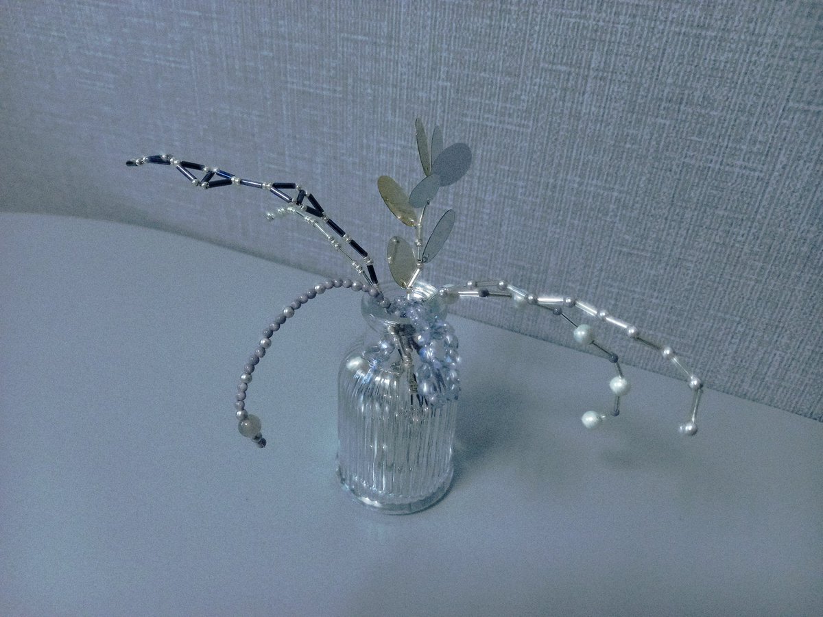 하호비즈 <a href="/hahobiz/">하호비즈</a> 님께서...
제가 정말 갖고싶어했던 비즈 화병을 보내주셨어요...
이럴수가 너무 아름답지 않나요...
제가 회색 인테리어에 미쳐가지고 강아지 밥그릇까지 회색인데요...
회색 버전 넘 갖고싶다 했더니 호로록 만들어주셨어요...
아 너무 이쁨져!!!