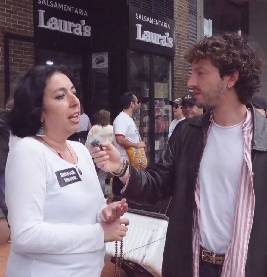 — ¿Uribe sería un buen hinduísta?

— Más que eso: él es el último avatāra. 

— Qué...

— Él acelera al máximo el girar del Círculo de la Swastika Levógira, superando la inercia del abismo. Es una realidad que no se cumple en este mundo. 

— Qué...

— Surfea el Kali Yuga.