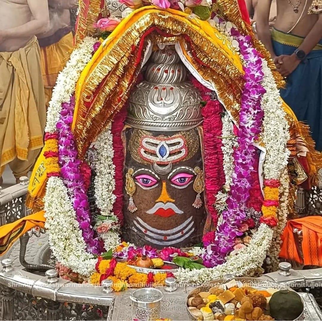 🔱🚩श्री महाकालेश्वर ज्योतिर्लिंग जी का आज का भस्म श्रृंगार आरती दर्शन *उज्जैन*
*18 जून  2025*      *दिन  बुधवार*                    🌹🌹🌹💐💐💐
🌹🌞*ॐ हौं जूं सः ॐ भूर्भुवः स्वः ॐ त्र्यम्‍बकं यजामहे सुगन्धिं पुष्टिवर्धनम्उर्वारुकमिव बन्‍धनान् मृत्‍योर्मुक्षीयमामृतात्