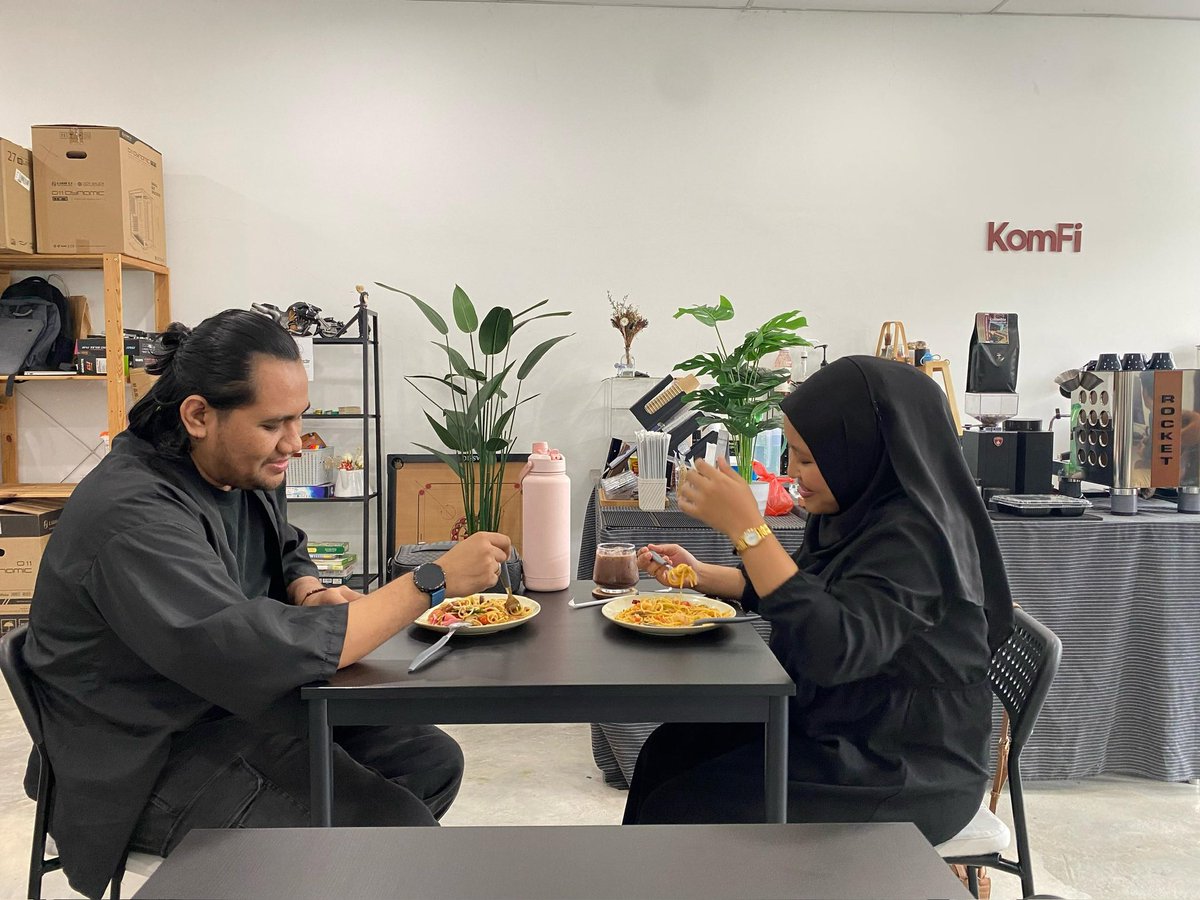 “Kenape ek kedai kopi byk bukak bukan waktu pagi? “

KomFi buka seawal 9pagi hingga 7petang 🫶🏻. 

So lepas breakfast roti canai, boleh continue lepak minum kopi dan matcha. 

Nak lepak lagi lama? Boleh main PS4, tengok netflix, dan main board games!