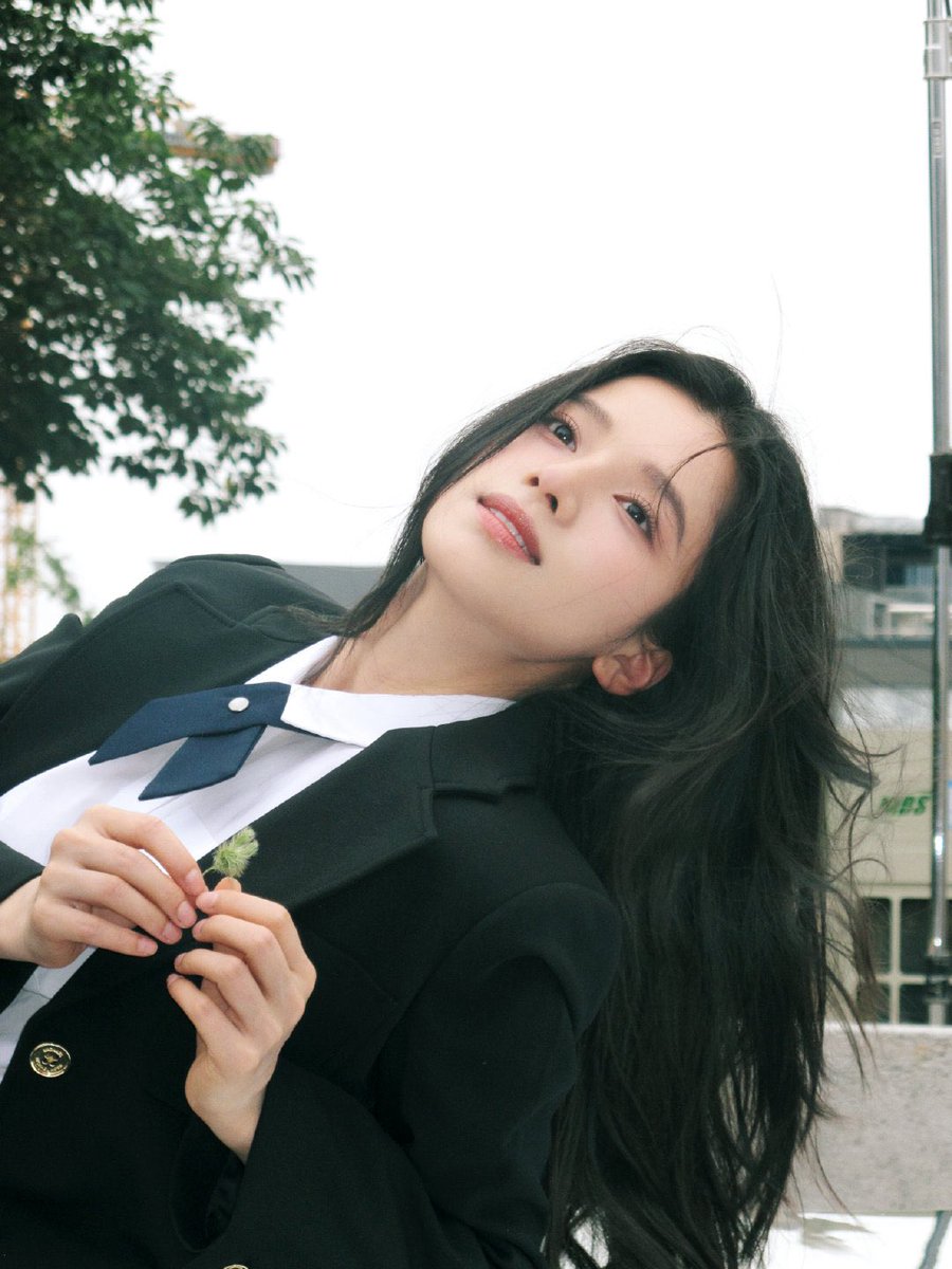 19990710z's tweet photo. 250618 Zhang Jingyi studio update 

Studio shares pics of #ZhangJingyi for #Reborn's photoshoot 🤍🪶 

1/3 
#张婧仪 #焕羽 https://t.co/RYDbcBHBT0