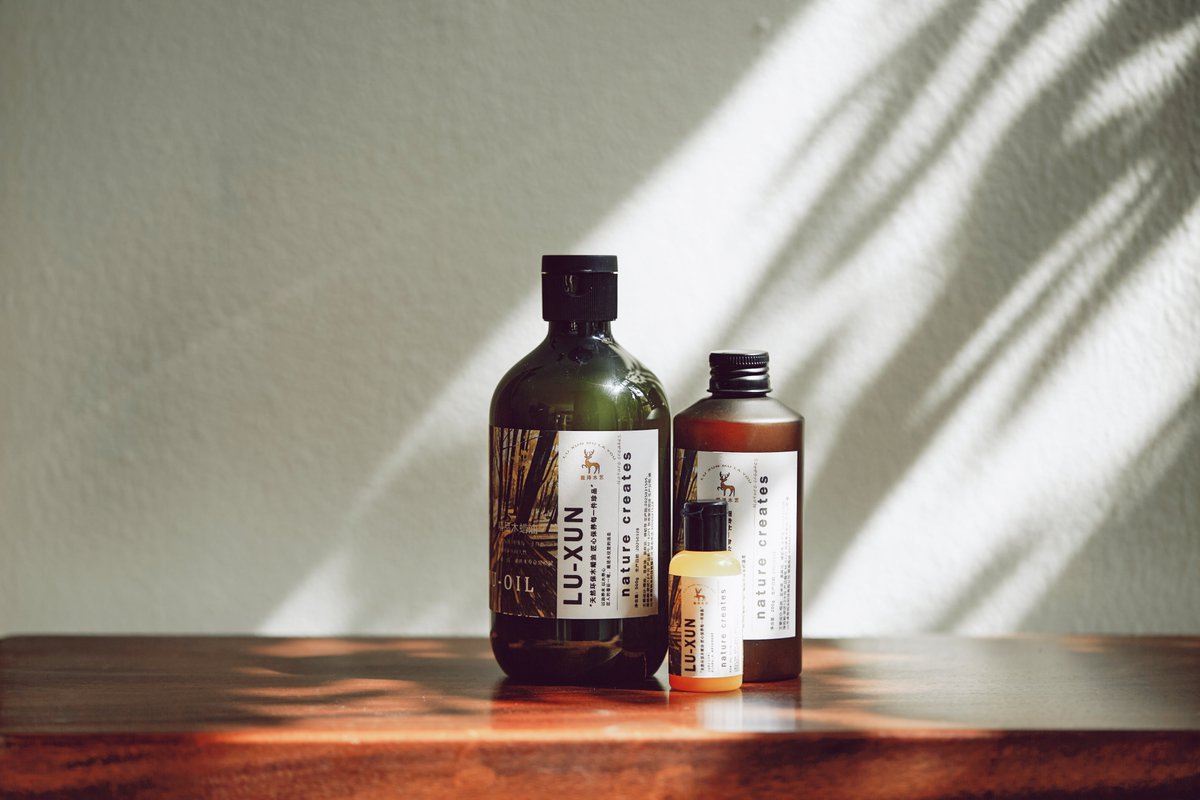 luxuncraft's tweet photo. Wax oil infiltrates the texture, waterproof and anti-scratch, retaining the wood's most genuine warmth and luster. #texturedliving #woodwaxoil #solidwoodaesthetic #homerituals #naturalhome https://t.co/SUpOIj2bqq