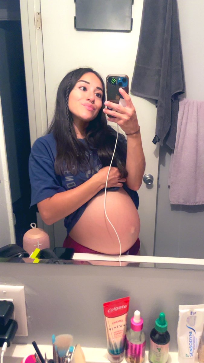 summs42's tweet image. 32 weeks is crazy 🤰🏻