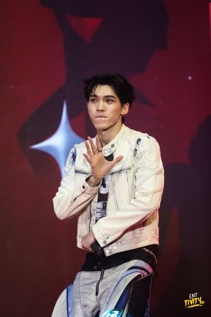 Entivity_'s tweet image. จุง-อู๋-แซนต้า-ปอนด์ ทุ่มสุดตัวกับโชว์สุดพิเศษในงานแถลงข่าว “GMMTV POCKY IDOL”

JASPER X POCKY IDOL

#GMMTVPOCKYIDOL
#JasperxPockyIdol
#JASPER 
#JoongArchen #aou_tnbknr
#Santapp #ppnaravit