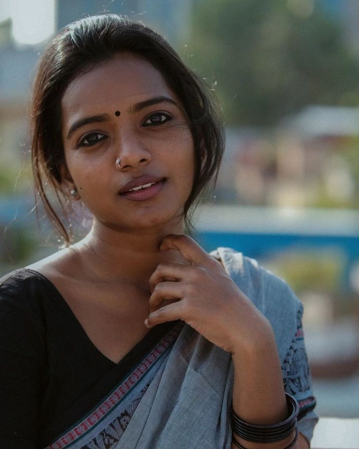 সব সময় মিলে যাওয়াই সমাধান নয়— কখনও কখনও আলাদা হওয়াই নিজেকে খুঁজে পাওয়ার উপায়।❤️🌸