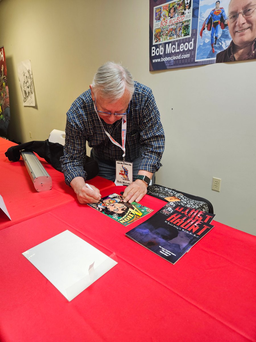 Tracy_Walters's tweet image. Went to the #Superman Celebration in Metropolis, IL Saturday. Got Bob McLeod to sign my copy of Action Comics 662, which is the famous issue where Clark tells Lois that he's @Superman, which he drew! Also saw the Superman drone show which was awesome. 😎 @DCOfficial