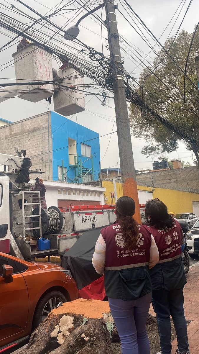 PCMHCDMX's tweet photo. 🏡 #CasaPorCasa sigue en Pensiles.
Esta semana: poda de árboles y reparación de luminarias.
Gobernamos desde el territorio, no desde la oficina.

✊🏽 Transformar es estar, escuchar y cumplir.
#GobiernoCercano https://t.co/pxlUGgLggI