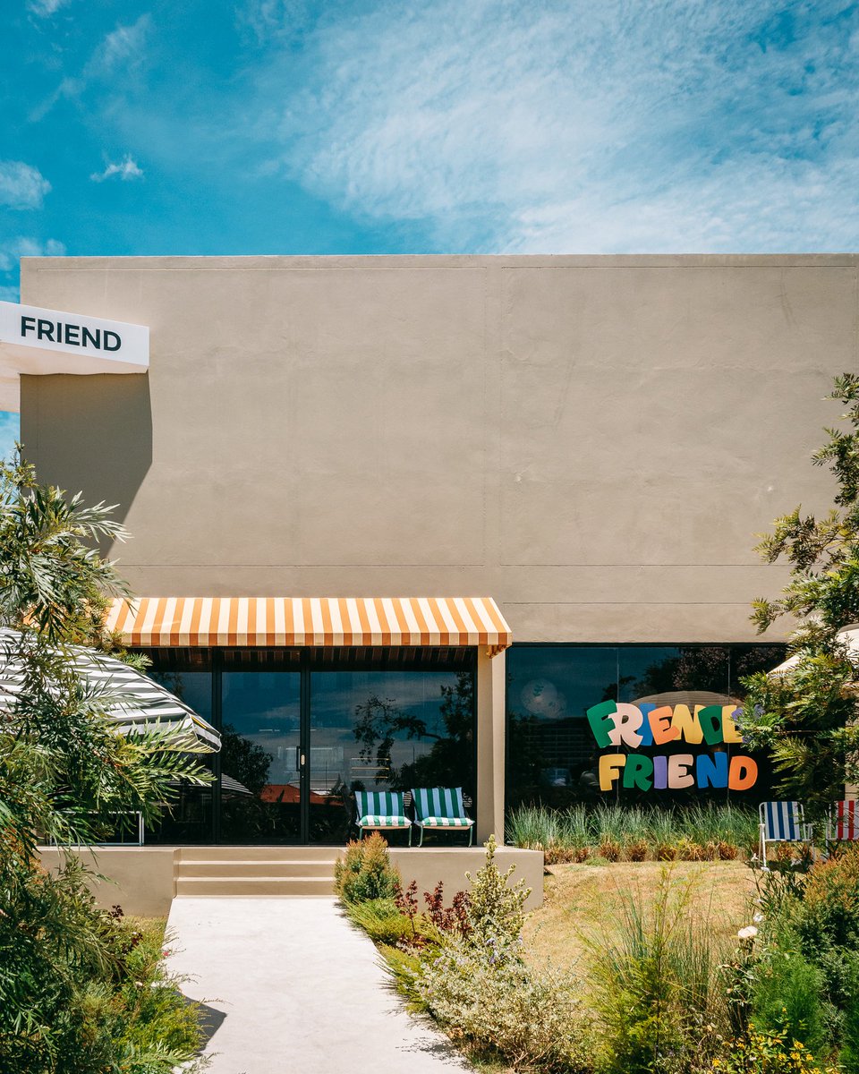 🌈☕ Friendly Friend คาเฟ่สุดสดใสแห่งใหม่ในพัทยา ภายในตกแต่งสไตล์ Scandinavian ผสม Mid-century modern  โทนไม้ที่อบอุ่นสบายตา   แต่สนุกด้วยการจับคู่สี ทั้งเก้าอี้หลายเฉด โต๊ะหลากทรง ผนังกระจกสะท้อนแสงธรรมชาติ และต้นไม้เขียวๆ ที่เสริมบรรยากาศให้สดชื่นเฟรนด์ลี่ทุกมุม 🪴🪑🪞