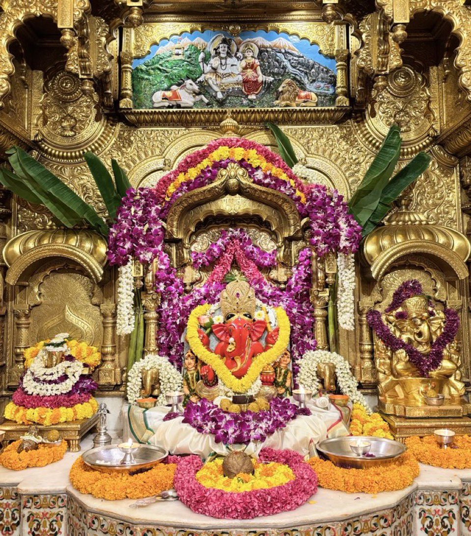 GloryofGanesha's tweet photo. 🙏 🌹💐🍃श्री गणेशाय नमः 🍃💐🌹🙏

श्री सिद्धिविनायक #मुंबई चा राजा प्रातःकालीन आरती श्रृंगार दर्शन। 

Shri Siddhivinayak #Mumbai cha Raja  Pratakalin Aarti Shringar Darshan.

१६ जून २०२५, सोमवार , आषाढ़ कृष्ण #पंचमी
16 June 2025, Monday, Aashad Krishn #Panchmi https://t.co/p6c3JhtnXd