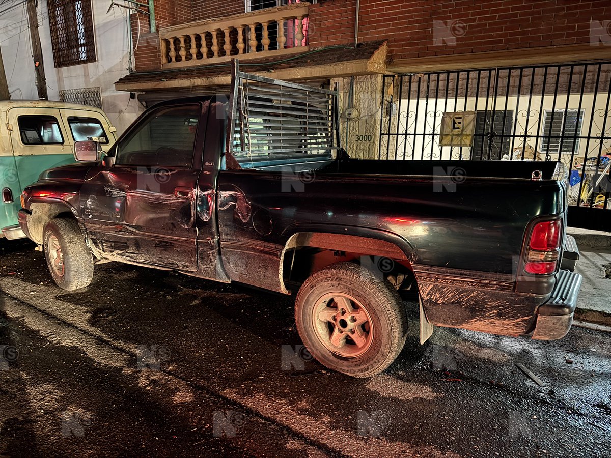 Caos vial y daños materiales causó una ruta urbana tras impactarse contra una camioneta sobre el blvd Jesús V. Sánchez. 

El camión 8 IMSS circulaba rumbo al oriente, y fue entre los semáforos de Malasia y Perú, que la unidad chocó contra una pick up que estaba estacionada. El