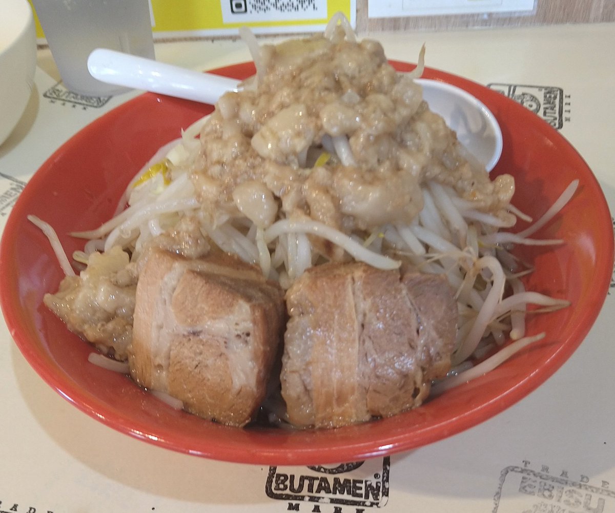 btMXwWzkBPep9zM's tweet photo. 『恵比寿ブタメン市原八幡！』
はゆさんゆみさんコンビ
レギュラーブタメン監督ロバーツは熱い男SP！

お久しブリ〜良き香り店内満載♪
シャキモヤに汁沁みらせアブラ乗せ胡椒掛け食いが
超絶ドうめェーー！
ズババズビズビとブタメンフルコースじっくり堪能
大満足！

恵比寿ブタメン市原八幡最高！ https://t.co/K2KvtFPJlJ