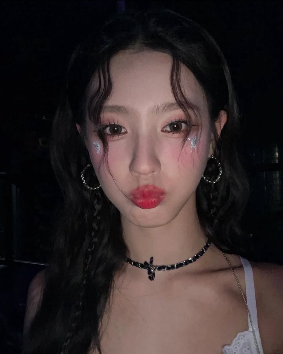 hopieamor's tweet image. ⠀

                 hope update ⋆. 𐙚 ˚

about to lay in bed with full glam on like it’s not a crime. i mean… sorry to my pores, but i feel exhausted :(

#HopeOnline #ItsBedTime