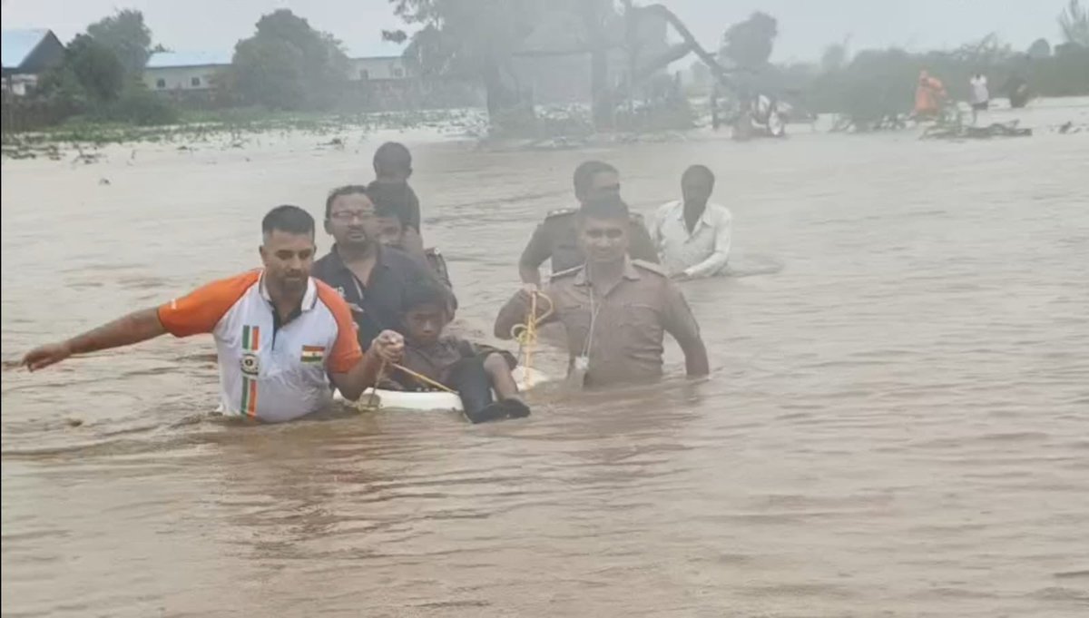 IndiaCoastGuard's tweet photo. Swift & courageous Ops.
@IndiaCoastGuard Station #Pipavav, in coordination with Marine Police, rescued 22 stranded personnel including women from a flooded #Gujarat Water Supply and Sewerage Board  #GWSSB site near #Victor village, #Amreli. Amid tough weather & low visibility,  #ICG reaffirmed its motto: We Protect.
#HADR #DisasterRelief #AlwaysReady #AidtoCivilAuthorities