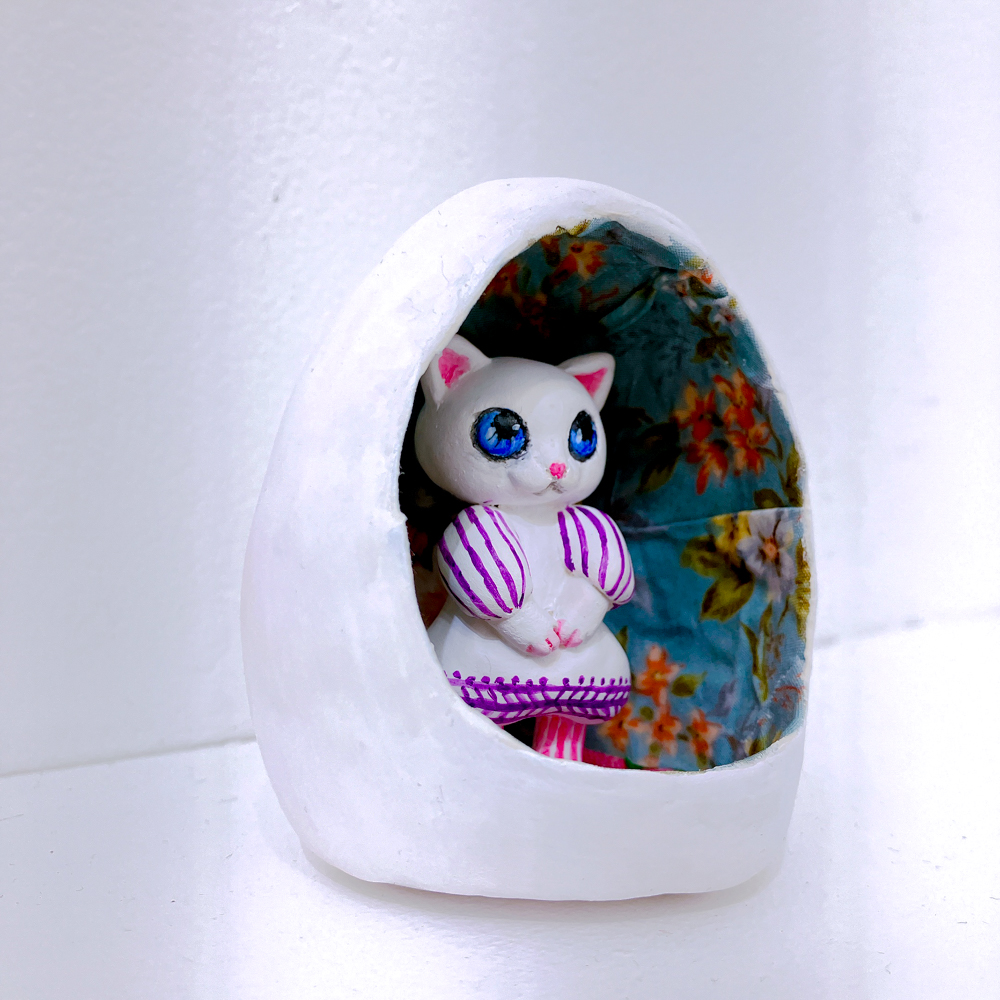 picaresquejpn's tweet image. 本日より #meucobombom 作品展スタートします。

作家が表現する、心の内側の小部屋の中で生まれた物語。ぜひ会場でご堪能ください。

会期｜2025/6/18 - 6/29
picaresquejpn.com/meucobombom_ex…

*作品紹介記事
note.com/picaresque/n/n…

*作家SNS
instagram.com/meucobombom/

#catartwork #3dcat #sangubashi