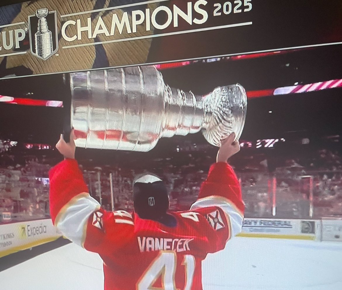 AdleyLamarKing's tweet photo. They won the cup in red, couldn’t be happier https://t.co/z8T6s4JWIt