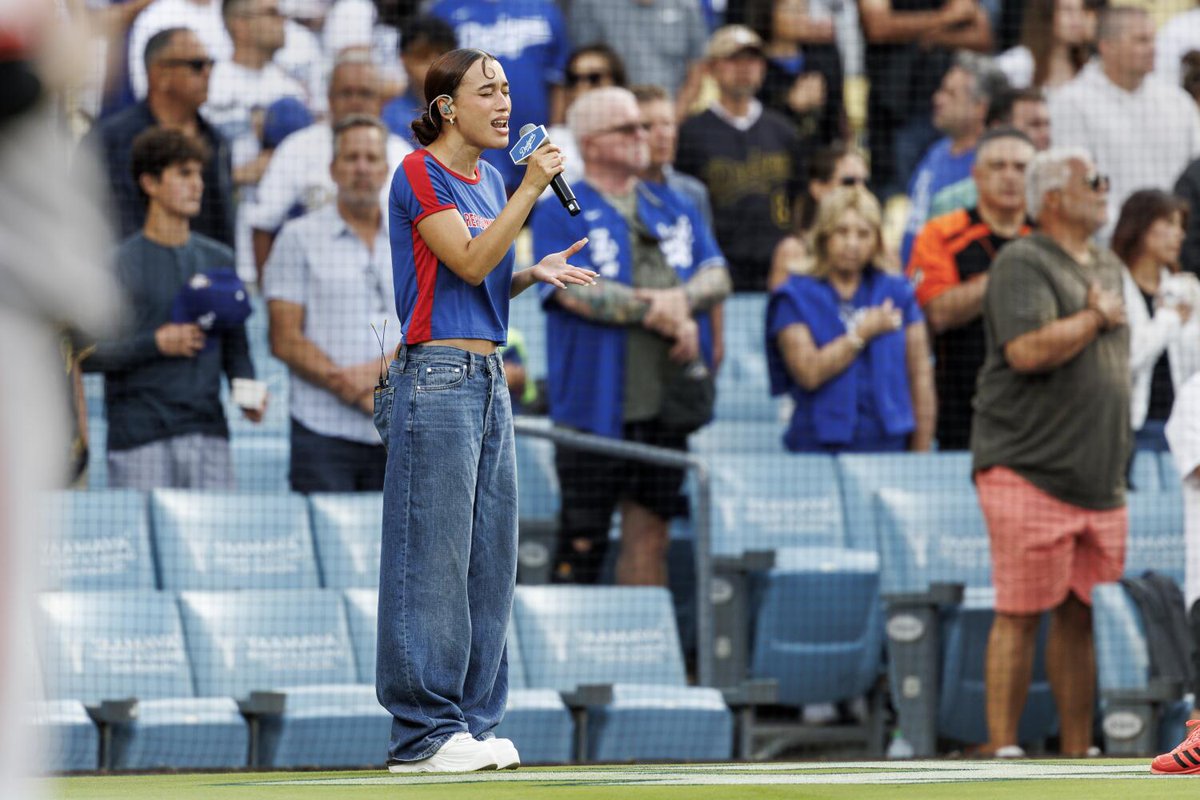 Dodgers say Nezza is not banned from stadium for singing national anthem in Spanish latimes.com/sports/dodgers…