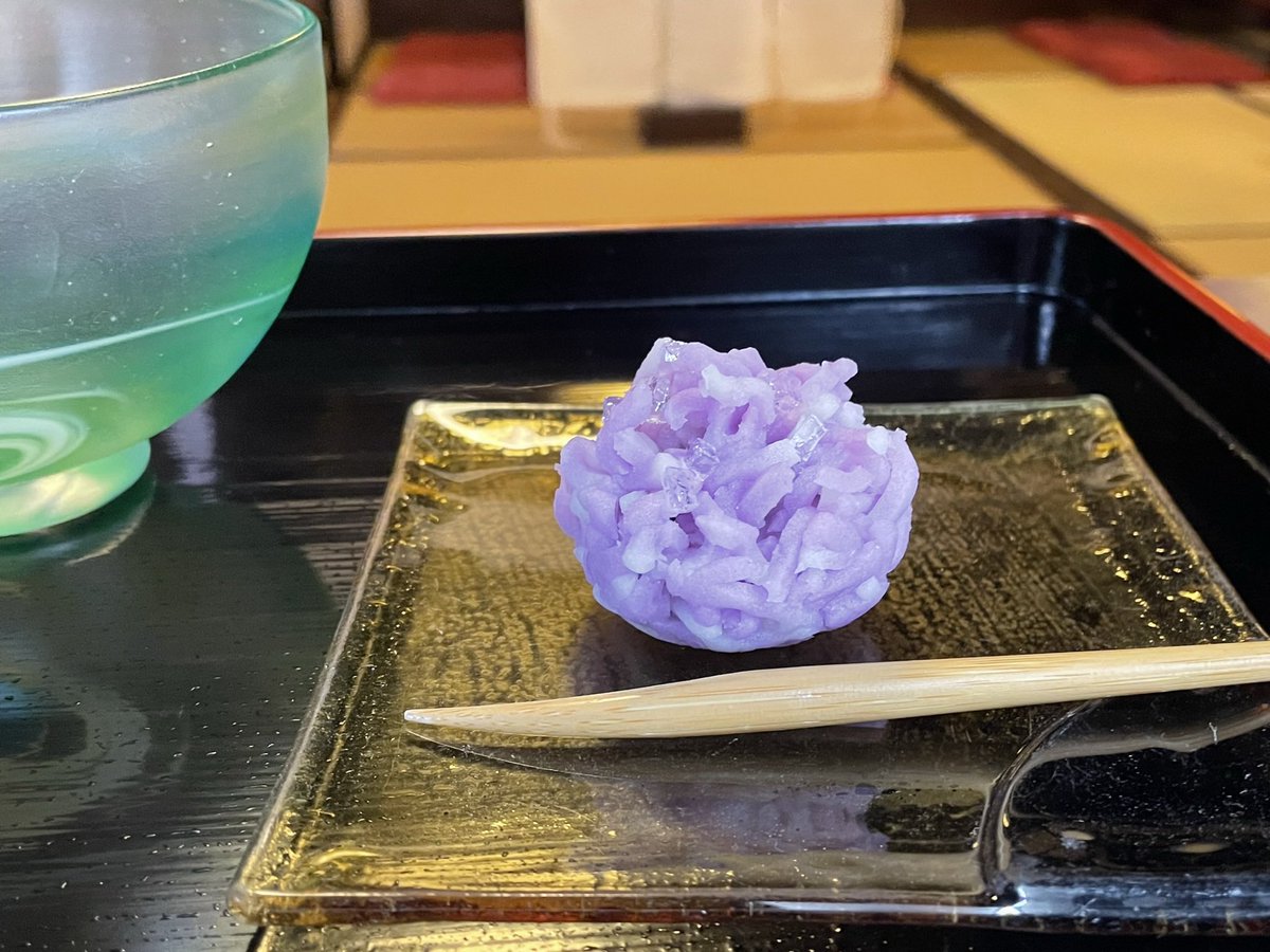 bunpuku_mochi's tweet photo. 皆様☀️お昼でございます！

紫陽花の季節を飛び越えて急に夏になりましたね💦
お抹茶セットは冷たい抹茶もご用意出来ます。
涼し気なガラスの器にキラキラとした可愛らしいお菓子で一息いかがでしょう
( *´꒳`*) https://t.co/fHbcRHpvP0