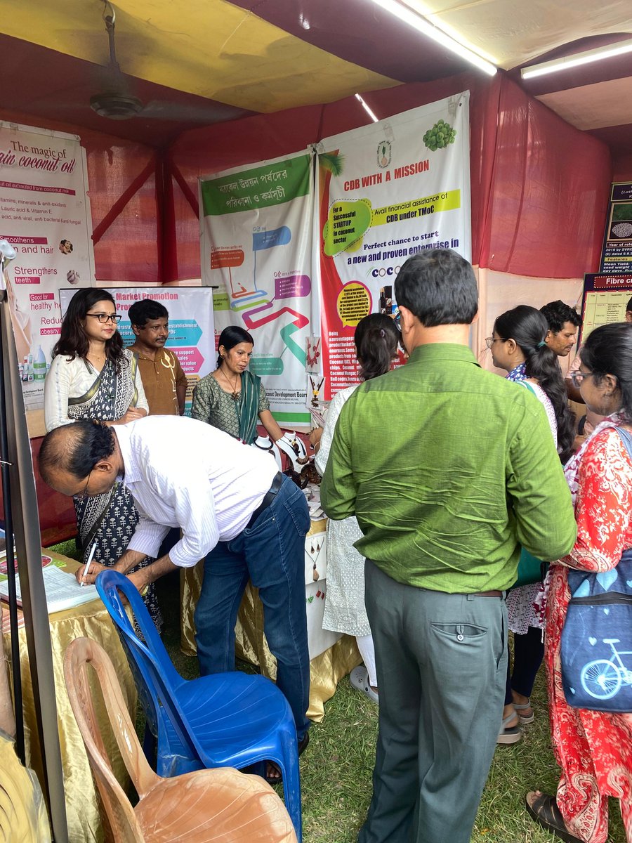 CoconutBoard's tweet image. CDB SC-Kolkata participated in the ‘Exhibition &amp;amp; HRD of Horticultural Crops’ at BCKV, Nadia (14–15 June 2025). With high footfall, visitors explored coconut-based products &amp;amp; learned about CDB schemes. #CoconutDevelopment #Horticulture #WestBengal
