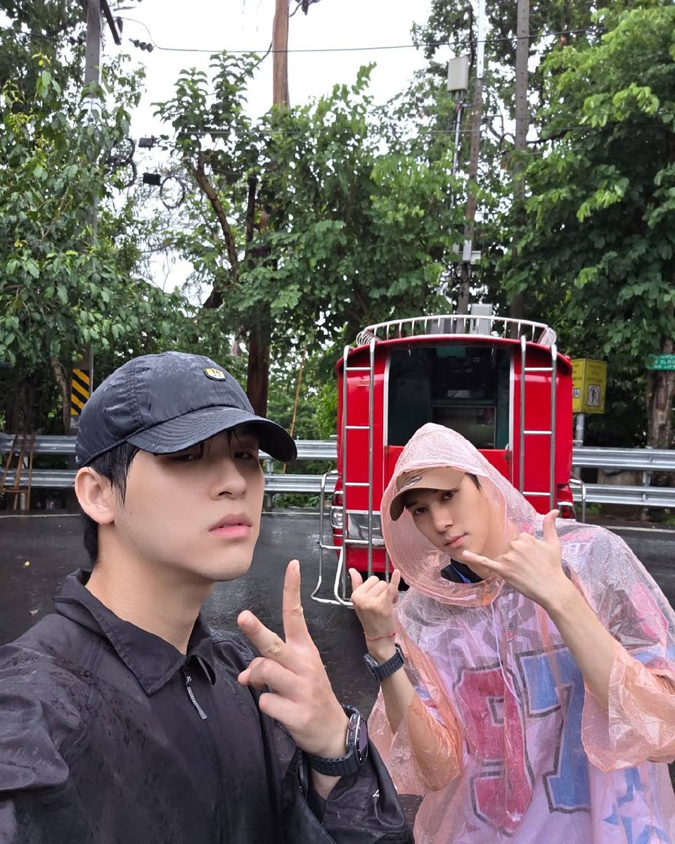 sering ke kuil bareng, make gelang merah sampe ada 3 biji, kamera belakang selalu berfungsi dengan baik, udah ketemu camer, barang banyak yang couple, anak udah ada 2, mau main series homo berdua kalo ada naskah yang bagus, ldr dikit udah pada gelisah, jadi kalian ini apa?