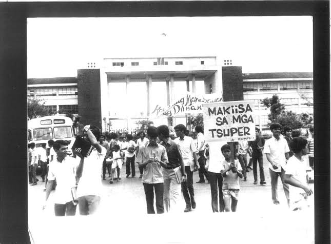 Sa okasyon ng ika-117 taon ng <a href="/upsystem/">University of the Philippines</a>:

Isang malaki at mahalagang yugto sa kwento ng UP ang makasaysayang paglaban ng mga iskolar ng bayan sa diktadurang Marcos.

Ang larawang ito ay kinuha mula sa Diliman Commune (Peb. 1-8, 1971).

#DefendHistoricalTruth

[📷: Arkibong Bayan]