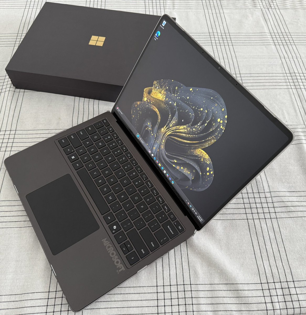 DustinHancey's tweet image. Stoked to be in Microsoft fam, especially with the Surface Laptop 50th Anniversary Edition! Big thanks to @Microsoft &amp;amp; @Surface! Sleek black design, iconic 1975 logo, &amp;amp; gold accents—it’s perfect. It’s time to boost productivity! 🖤💛 #Microsoft50SurfaceSweepstakes #Microsoft50