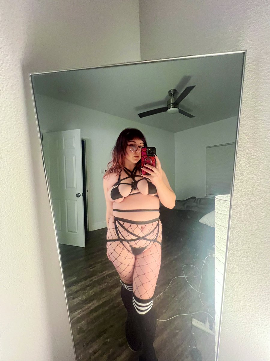 d33zyfans's tweet photo. trying to get back into shibari again🪢 https://t.co/QpkC8iRoBW