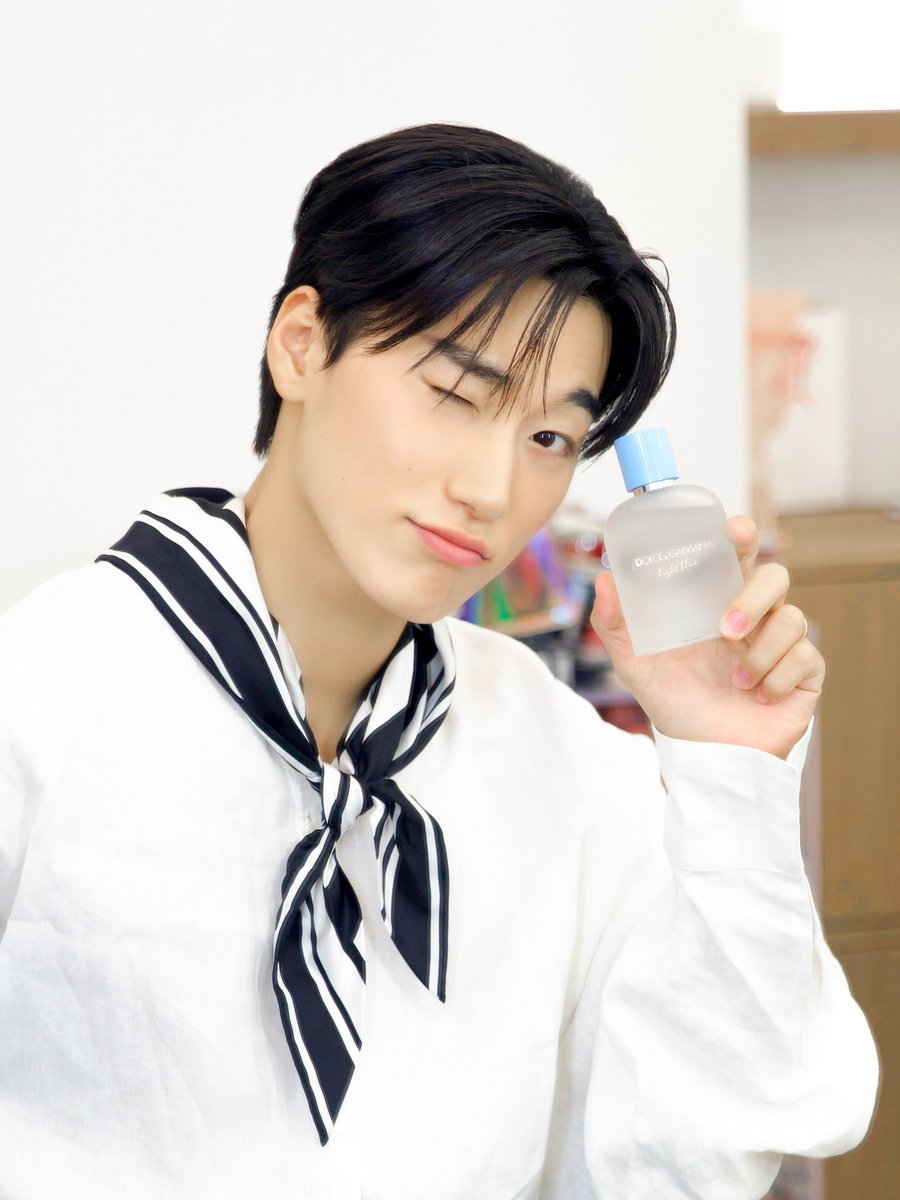 HallyuSG's tweet image. Our favourite colour (and perfume)? It’s @dolcegabbana’s #LightBlue, as seen on #San of @ATEEZofficial 🩵

📸 More below

#산 #에이티즈 #ATEEZ #SanXDolceGabbana