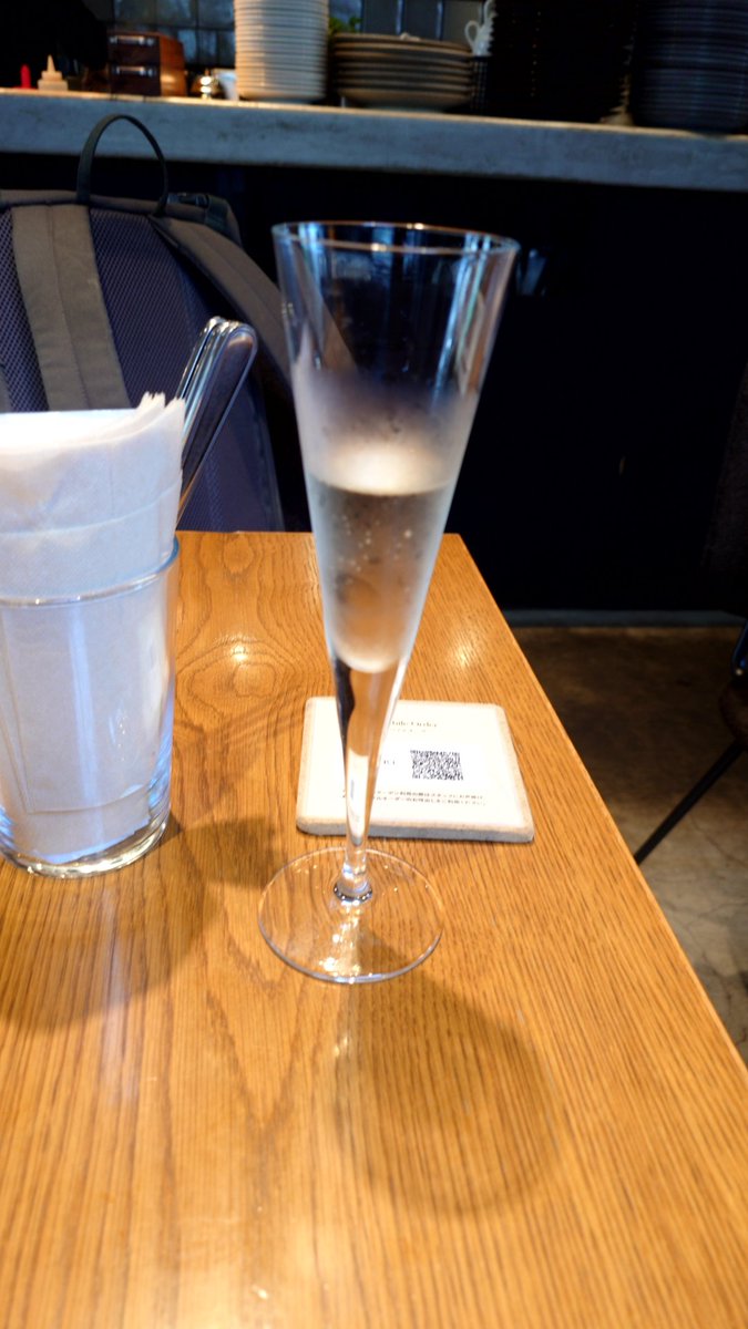 jin_nii's tweet photo. ただお昼に軽くビールが飲みたかっただけなのに…。
ずいぶんと場違いな店に入っちまったよ！
なんでスパークリングワイン飲んでるんだろ？ https://t.co/IuXhdUWnBb
