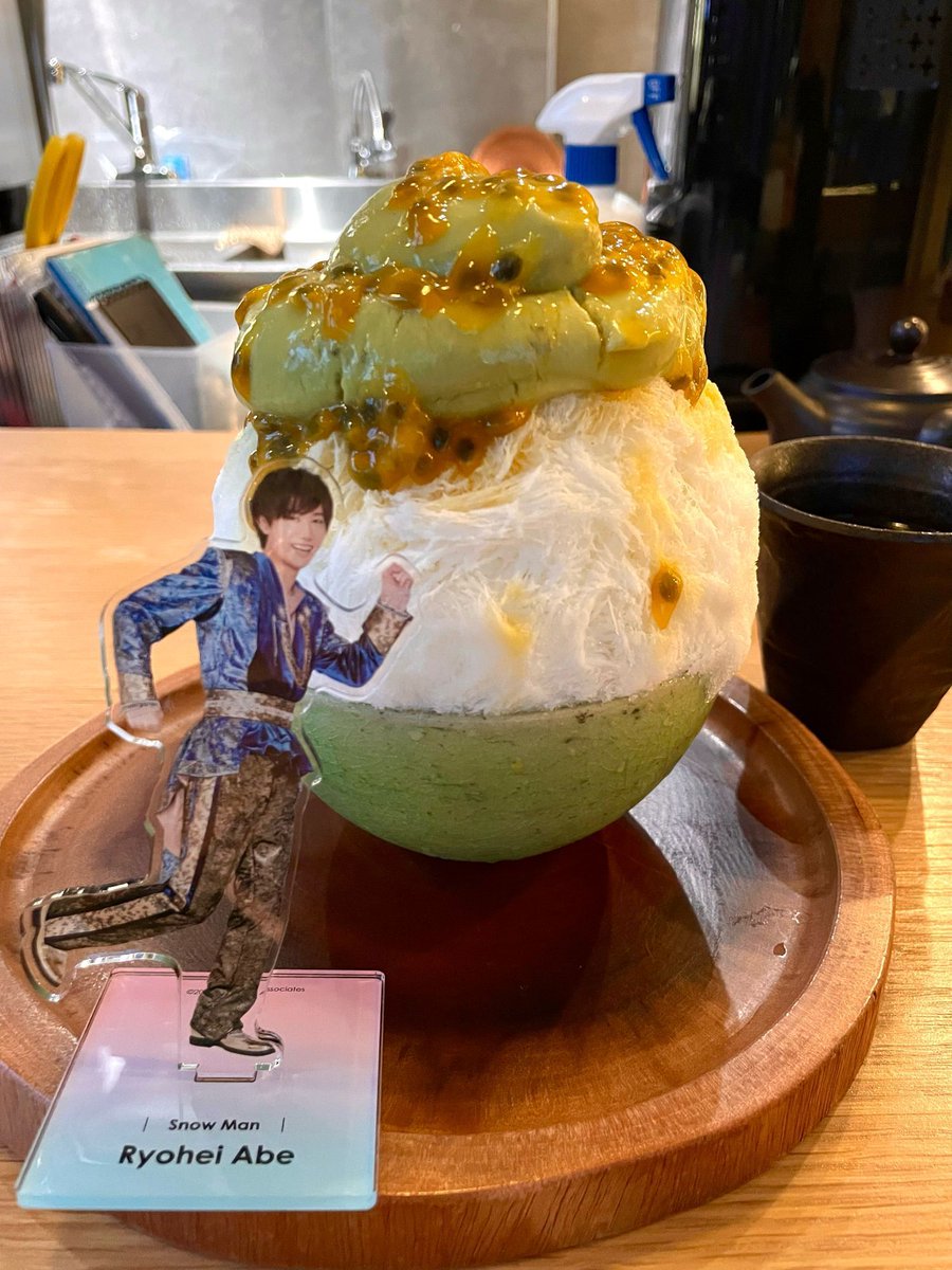 仕事帰りかき氷活動

アボカドとパッションフルーツ
パッションフルーツは普通のスーパーではあまり見ないので、自分では買わないけど香りは好き。
匂いはしないけど舌触りよくコクのあるアボカドとの組み合わせは割といいかも！
中の塩クロッカンクリームもおいしい。
香りがとにかくいい一杯♡