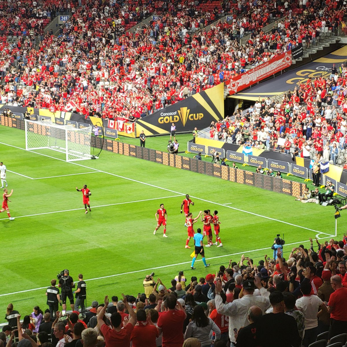 netdeportesrd's tweet photo. Goooooollll @CANMNT_Official 
Canadá se aprovecha de que la defensa Hondureña sale dormida y T. Buchanan define en el área chica y pone el 3-0
Increíble lo del equipo catracho, se esperaba más.. https://t.co/dsrtKbgt8b