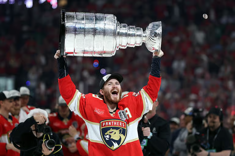mikepunk1977's tweet photo. Matthew Tkachuk to @Jackie_Redmond "I tore my adductor off the bone and then had some hernia thing all on the same side. I wanted to throw in the towel a bunch of times." #EDMvsFLA #TimeToHunt https://t.co/fwpKViiltV