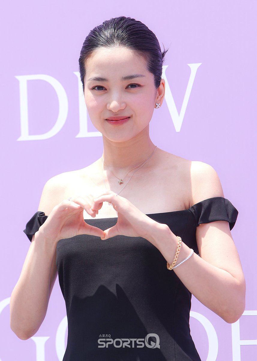 [#포토Q] 250618 김태리 ‘골든듀’ 포토콜

📌sportsq.co.kr/news/articleVi…

#김태리 #KimTaeri
#GOLDENDEW #골든듀