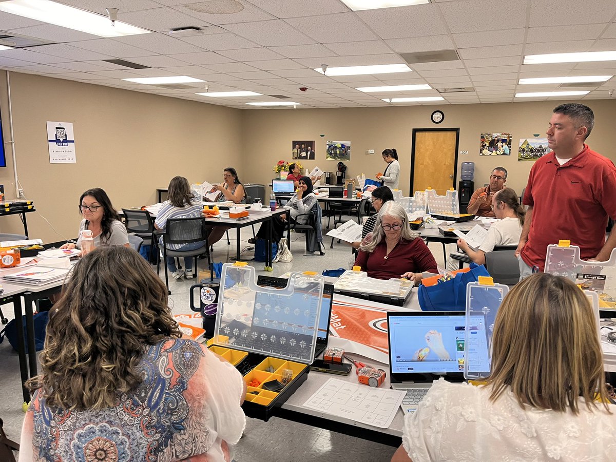 Teachers are getting their code on! Thanks to <a href="/TEPenergy/">TEP</a> for Sponsoring #STEMAZing Summer Institute Edison strand! 🤖