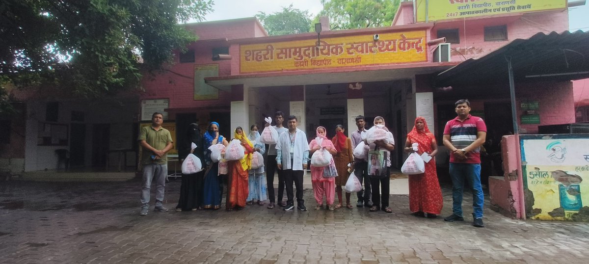 आज निःक्षय दिवस के उपलक्ष में टीबी यूनिट काशी विद्यापीठ वाराणसी के प्रांगण में गोद लिए हुए क्षय रोगियों को पोषण पोटली का वितरण किया गया
<a href="/Drpiyushrai77/">Dr Piyush Rai</a> 
<a href="/CMO_VARANASI/">CMO VARANASI</a> 
<a href="/TbDivision/">Central TB Division | #TBMuktBharat</a> 
<a href="/NtepVaranasi/">TB Mukt Bharat -VARANASI काशी</a>
