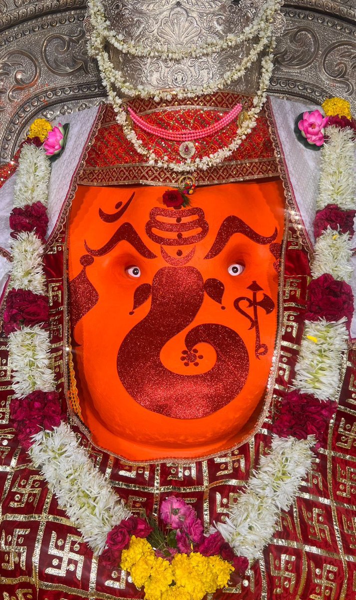 GloryofGanesha's tweet photo. 🙏 💐🌹🍃श्री गणेशाय नमः 🍃🌹💐🙏

श्री खजराना गणेश #इंदौर आज का आरती श्रृंगार दर्शन।

Shri Khajrana Ganesh #Indore today’s Aarti Shringar Darshan. 

१६ जून २०२५, सोमवार , आषाढ़ कृष्ण #पंचमी
16 June 2025, Monday, Aashad Krishn #Panchmi https://t.co/KkXPebXKdw