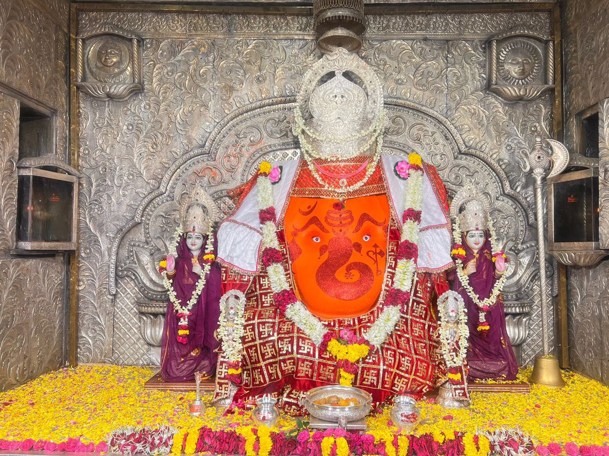 GloryofGanesha's tweet photo. 🙏 💐🌹🍃श्री गणेशाय नमः 🍃🌹💐🙏

श्री खजराना गणेश #इंदौर आज का आरती श्रृंगार दर्शन।

Shri Khajrana Ganesh #Indore today’s Aarti Shringar Darshan. 

१६ जून २०२५, सोमवार , आषाढ़ कृष्ण #पंचमी
16 June 2025, Monday, Aashad Krishn #Panchmi https://t.co/KkXPebXKdw