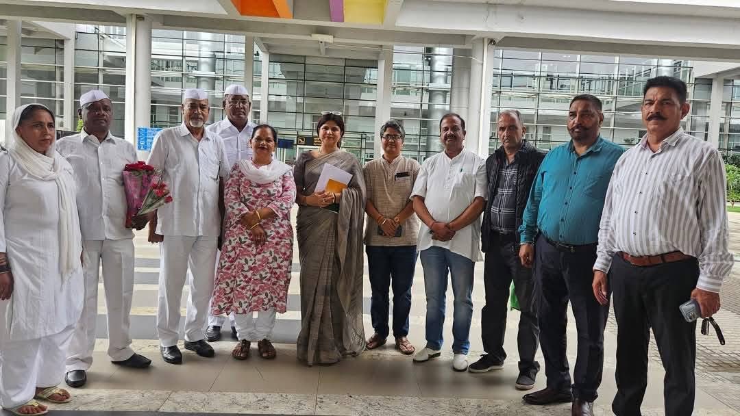 Haryana Pradesh Congress Sevadal (@sevadalhry) on Twitter photo हरियाणा संगठन सृजन अभियान बैठक के लिए हरियाणा पर्यवेक्षक के तौर पर हरियाणा पहुंचने पर <a href="/CongressSevadal/">Congress Sevadal</a> के अध्यक्ष श्री <a href="/LaljiDesaiG/">Lalji Desai</a> जी का कांग्रेस सेवादल अध्यक्ष <a href="/drpoonam25/">Dr.Poonam Chauhan</a> जी, महिला कांग्रेस सेवादल अध्यक्ष <a href="/SunitaSharmaJi/">Sunita Sharma Sevadali</a> और सेवादल पदाधिकारीयो द्वारा भव्य स्वागत किया गया! हरियाणा संगठन सृजन अभियान बैठक के लिए हरियाणा पर्यवेक्षक के तौर पर हरियाणा पहुंचने पर <a href="/CongressSevadal/">Congress Sevadal</a> के अध्यक्ष श्री <a href="/LaljiDesaiG/">Lalji Desai</a> जी का कांग्रेस सेवादल अध्यक्ष <a href="/drpoonam25/">Dr.Poonam Chauhan</a> जी, महिला कांग्रेस सेवादल अध्यक्ष <a href="/SunitaSharmaJi/">Sunita Sharma Sevadali</a> और सेवादल पदाधिकारीयो द्वारा भव्य स्वागत किया गया!