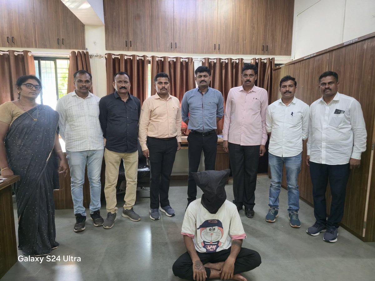 नांदेड ग्रामीण पोलीसांची मोठी कामगिरी 
खून व जबरी चोरी करून फरार झालेल्या आरोपीला पकडण्यात यश!
आरोपीकडून ₹ 57,000 रोख जप्त

आरोपीविरोधात विविध गंभीर कलमान्वये गुन्हे दाखल

 गुन्हेगारांना नांदेड पोलिसांकडून कोणतीही माफक संधी नाही!

#NandedPolice #CrimeControl #PoliceAction