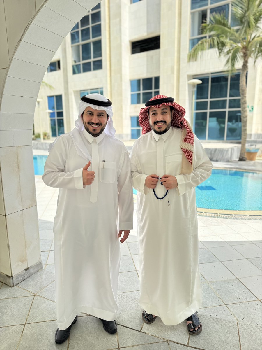 R7B07's tweet photo. @r7c9_ @AzizSamily بيعرضها على طلابه https://t.co/9CLP8b7uUl