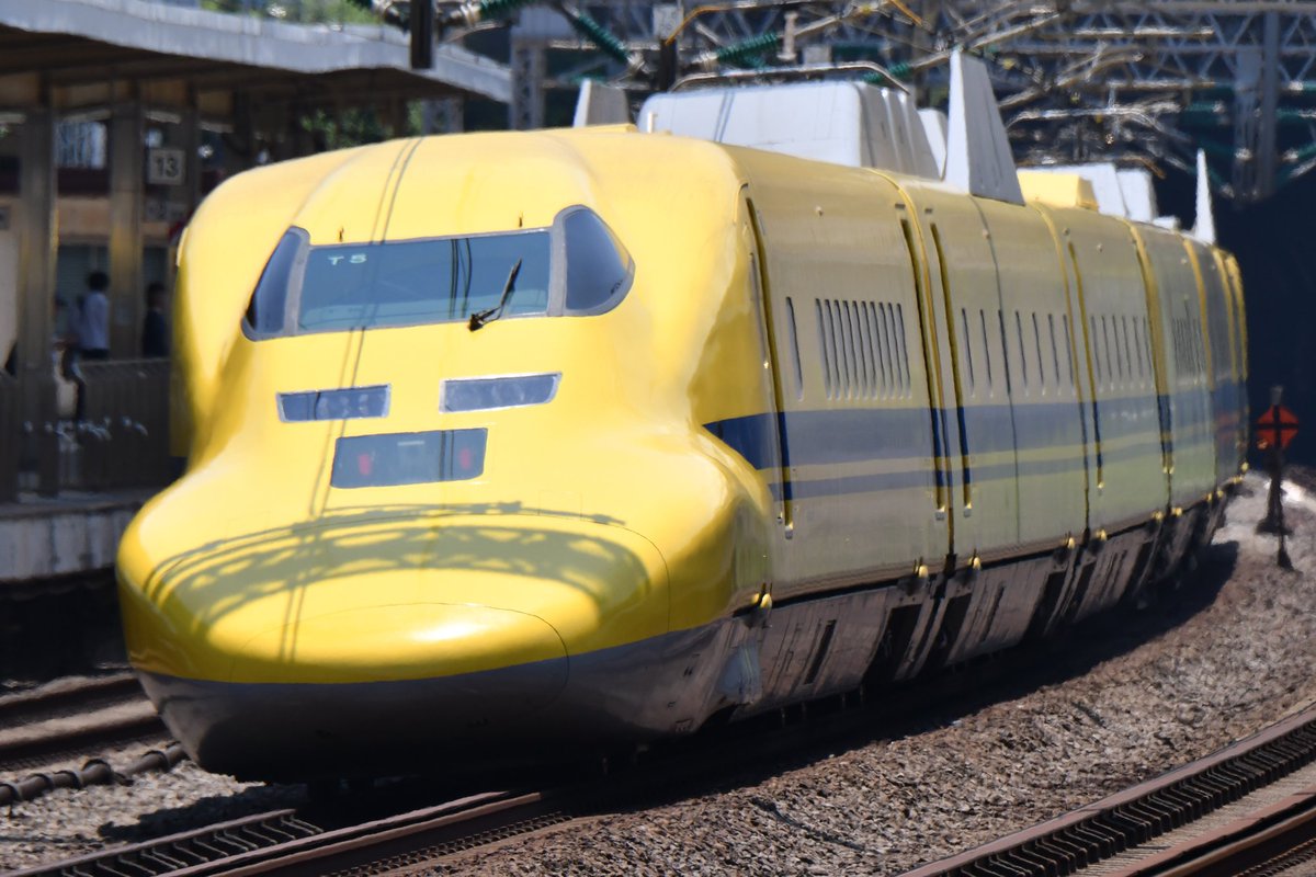 🚅新幹線電気軌道総合試験車🚅

　ドクターイエロー
　923形（T5編成）
　のぞみ下り検測

初めて小田原駅から、通過するドクターイエローにチャレンジしてみました
一瞬の事なので、緊張しました🤗

#ドクターイエロー
#新幹線電気軌道総合試験車
#東海道新幹線
#西日本旅客鉄道株式会社